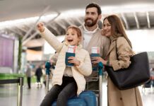 szczęśliwa rodzina na lotnisku bo kupiła tanie bilety na tanie loty