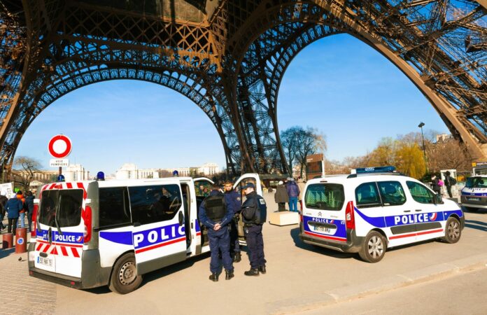 Atak nożownika w Paryżu, policjanci pod wieżą eiffla