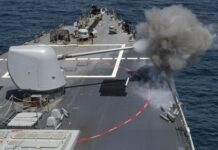 Amerykański okręt USS Carney zestrzeliwuje drony Huti