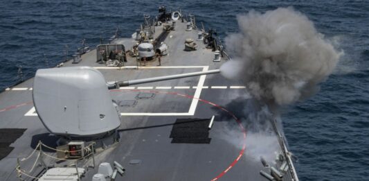 Amerykański okręt USS Carney zestrzeliwuje drony Huti