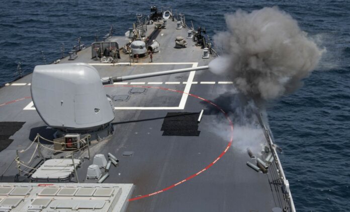 Amerykański okręt USS Carney zestrzeliwuje drony Huti