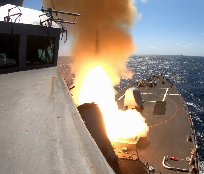 Amerykański okręt USS Carney zestrzeliwuje drony