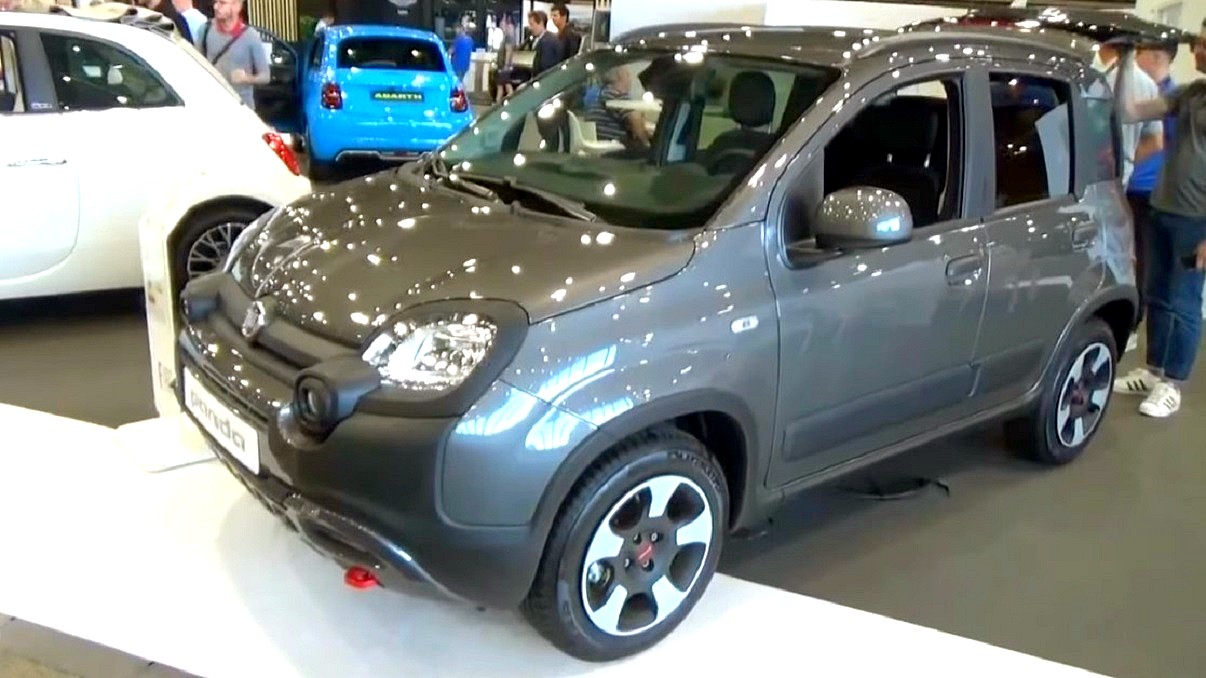 Fiat Panda - wersja Cross,  samochodzik w kolorze szary metalik, posiada dodatkowe, ochronne plastiki upodabniające Pandę do terenówki.