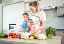 Kulinarna Nawigacja - jesienny obiad Matka gotująca z dziećmi obiad