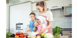 Kulinarna Nawigacja - jesienny obiad Matka gotująca z dziećmi obiad