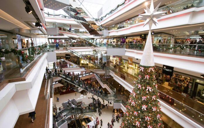 Ostatnia niedziela handlowa 2023 roku, wnętrze galerii handlowej w wystroju świątecznym