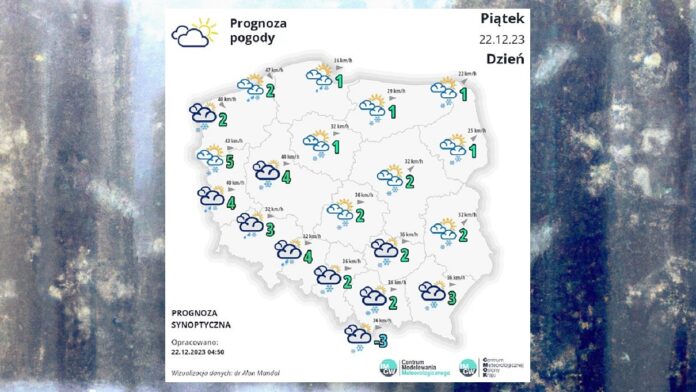 Pogoda w Piątek 22 grudnia - biała mapka pogodowa Polski na tle okiennej szyby na której osiadają płatki śniegu