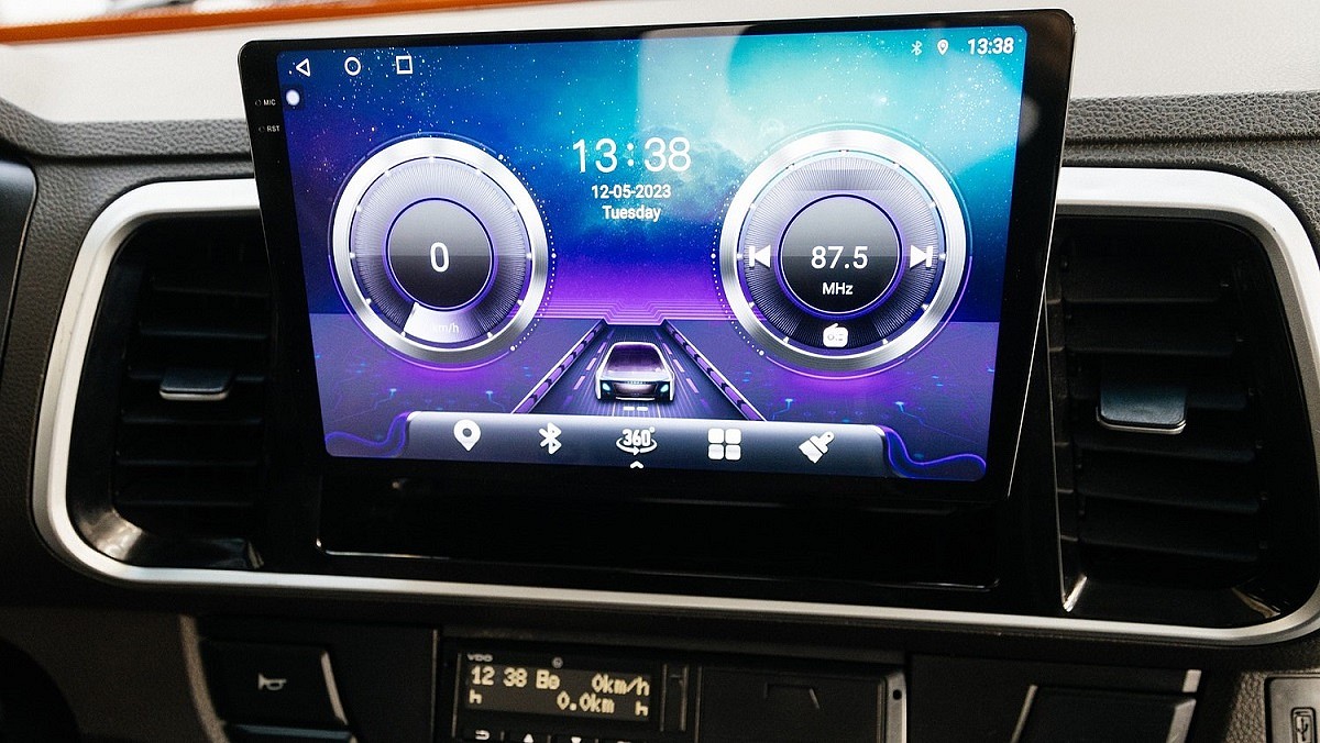 Polski samochód elektryczny - zbliżenie na kolorowy ekran multimedialny znany z większości samochodów, nie tylko elektrycznych.