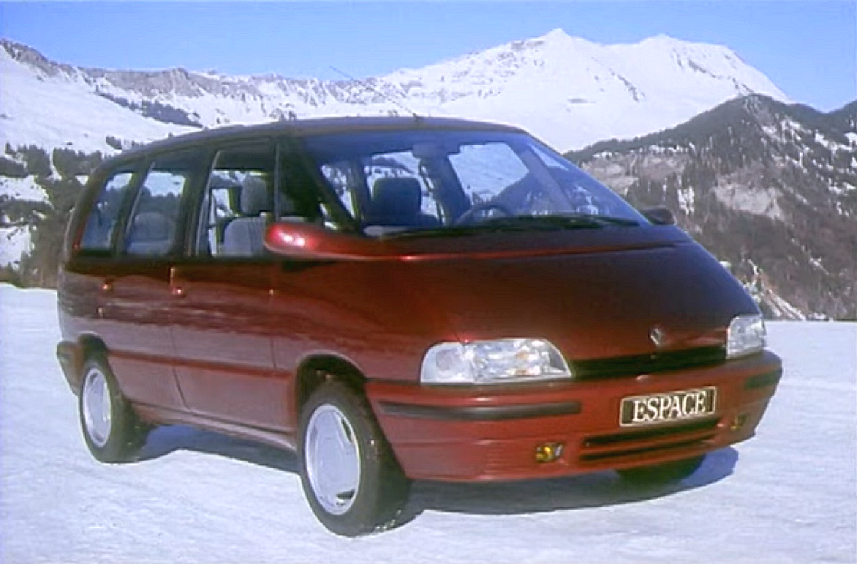 Renault Espace F1 - na tle zaśnieżonych Alp, stoi Espace II generacji. Całe nadwozie w kolorze brązowy metalik, stoi na śniegu.
