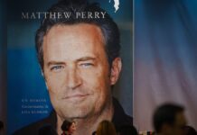 Śmierć Matthew Perry'ego - wielki billboard z okładką autobiograficznej książki z 2022 roku. na okładce uśmiechnięta twarz Matthew.