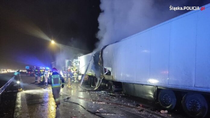 Śmiertelny wypadek - nocne zdjęcie z akcji ratunkowej na autostradzie A1. Sznur tirów, wbitych jeden w drugiego, kłęby dymu i pary. widoczni strażacy