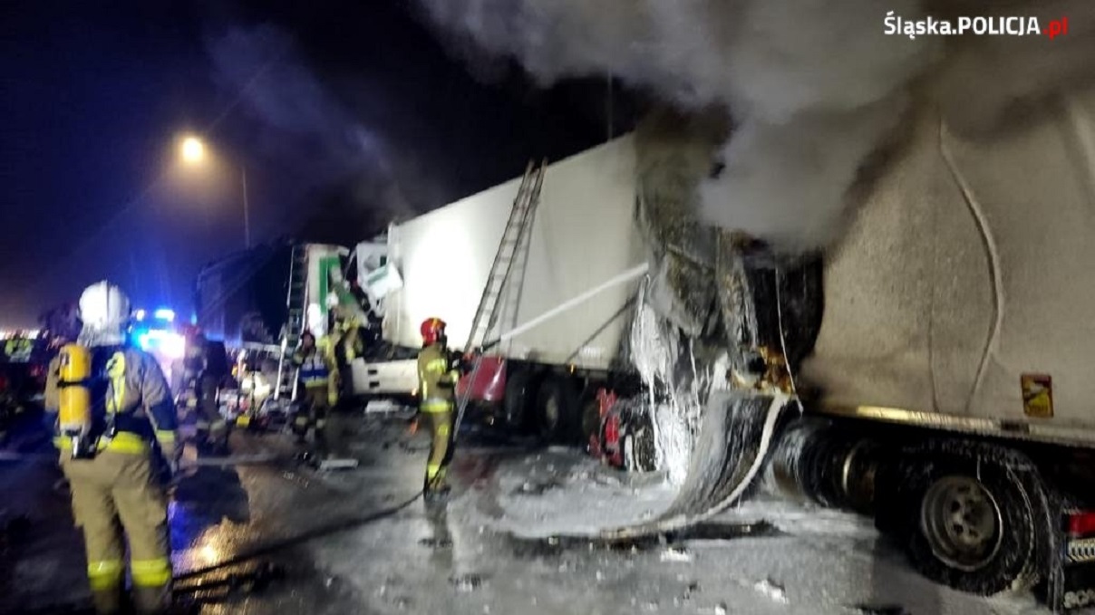 Śmiertelny wypadek - strażacy dogaszają kabinę tira, wbitego w poprzedzający samochód ciężarowy