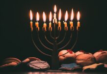 Święto Chanuka - dziewięć płonących świec w tradycyjnym żydowskim świeczniku Chanukija.