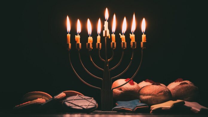 Święto Chanuka - dziewięć płonących świec w tradycyjnym żydowskim świeczniku Chanukija.