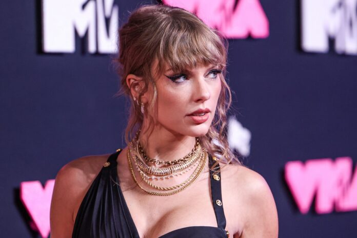 Taylor Swift - Człowiek Roku 2023 - na scenie piosenkarka podczas 2023 MTV Video Music Awards