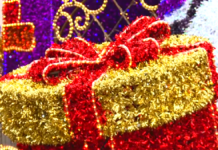 co zrobić z nietrafionym prezentem, zbliżenie na dekorację świąteczną i gigantyczną paczkę z kokardą