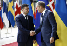 Po hołdzie złożonym na Placu Niepodległości, premier Tusk przystąpił do planowanych rozmów z prezydentem Ukrainy, Wołodymyrem Zełenskim