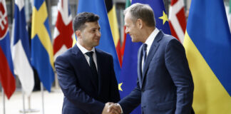 Po hołdzie złożonym na Placu Niepodległości, premier Tusk przystąpił do planowanych rozmów z prezydentem Ukrainy, Wołodymyrem Zełenskim