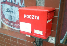 e-doręczenia, skrzynka na listy Poczty Polskiej przy wejściu do sklepu