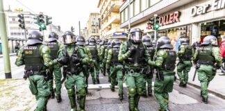 akcja policji w Holandii, grupa uzbrojonych antyterrorystów na miejskiej ulicy