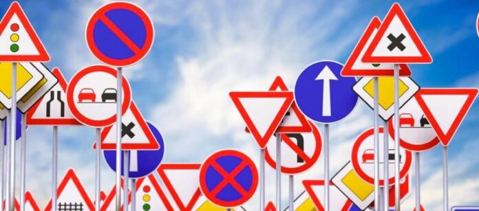 zmiany w przepisach dla kierowców, na zdjęciu panoramicznym kilkanaście znaków drogowych