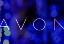 Wojna? Jaka wojna? Fabryka AVON w Rosji działa nieprzerwanie od 2004 roku AVON w Rosji - biały napis AVON w centralnej części obrazu. Tło w odcieniach niebieskiego składa się z rozmytych i niewyraźnych odblasków niebieskiego światła.