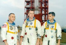 Załoga Apollo1 - 57 rocznica katastrofy foto NASA Od lewej: astronauci Gus Grissom, Ed White i Roger Chaffee pozują na tle Kompleksu startowego nr 34 w którym znajduje się ich rakieta nośna Saturn 1