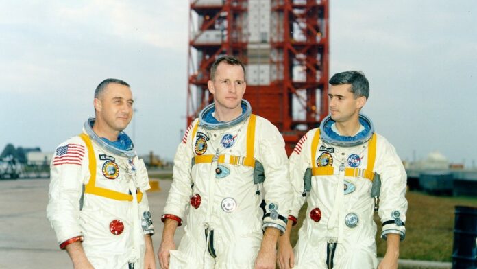 Załoga Apollo1 - 57 rocznica katastrofy foto NASA Od lewej: astronauci Gus Grissom, Ed White i Roger Chaffee pozują na tle Kompleksu startowego nr 34 w którym znajduje się ich rakieta nośna Saturn 1