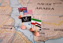 Ataki Houthi - mapka regionu Morza Czerwonego, na niej flagi USA, Wielkiej Brytanii, Iranu otaczające czarną flagę piratów