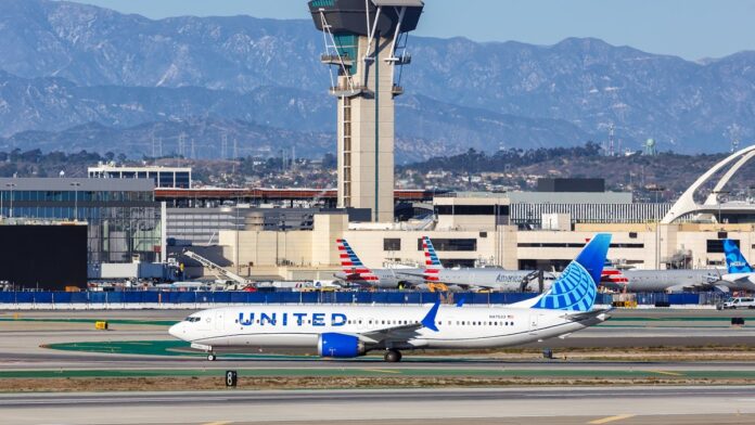 Boeing 737 MAX 9 - na zdjęciu lotniska w USA, widać stojącego białego Boeinga737 MAX z niebieską nazwą linii lotniczych UNITED