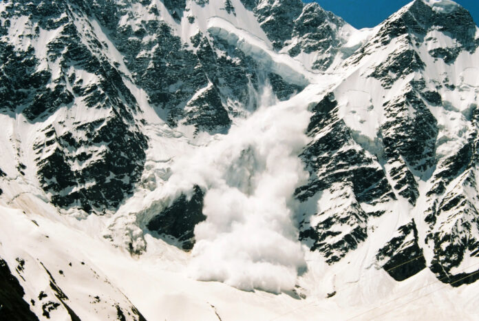 W Tatrach nadal obowiązuje 3 stopień zagrożenia lawinowego. Jest to najwyższy stopień zagrożenia, oznaczający, że lawiny mogą być bardzo duże i niebezpieczne.