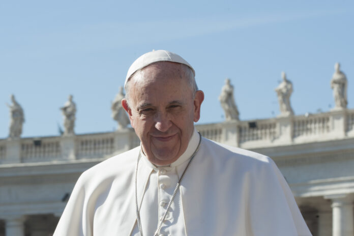Deklaracja papieża Franciszka, która zezwala na błogosławienie przez księży par tej samej płci, wywołała mieszane reakcje. Watykan odpowiada