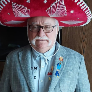 Emerytura Lecha Wałęsy Lech Walesa w meksykańskim kapeluszu (autor: Lech Wałęsa / Facebook)