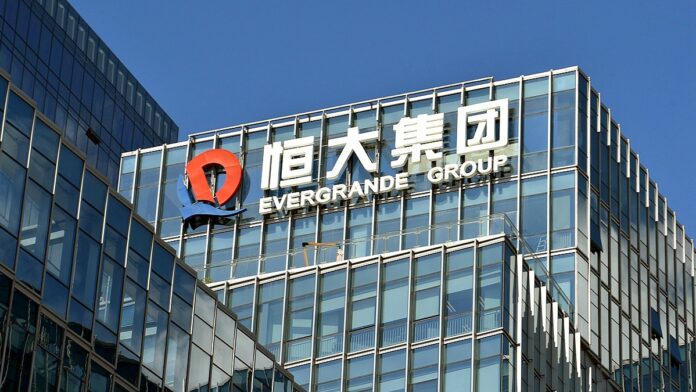 Evergrande do likwidacji - zdjęcie frontu szklanego biurowca z iałym napisem Evergrande Group, również po chińsku.
