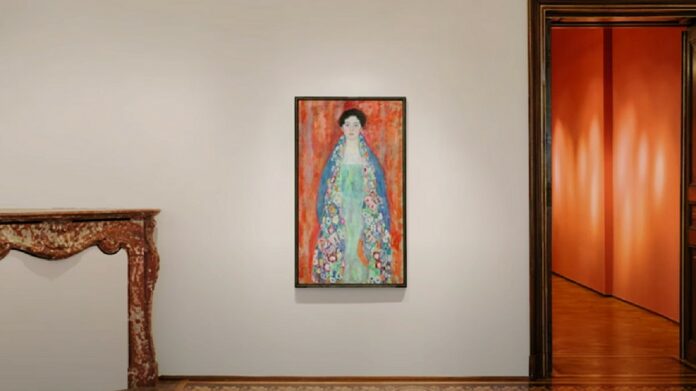 Gustav Klimt - tytułowy obraz wiszący na ścianie galerii, podczas prezentacji przed aukcją.