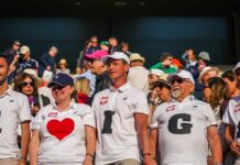 Iga Świątek - tłum kibiców na meczu tenisowym, a w pierwszym rzędzie grupa z Polski w białych T-shirtach. Każdy z nich ma na koszulce jedną literę, a całość układa się w napis "I love Iga".