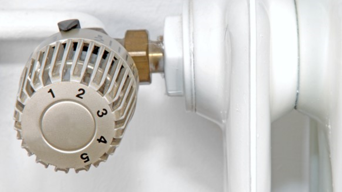 Kaloryfer i termostat - Rachunki za ogrzewanie a temperaturą w mieszkaniu, jak możemy oszczędzać