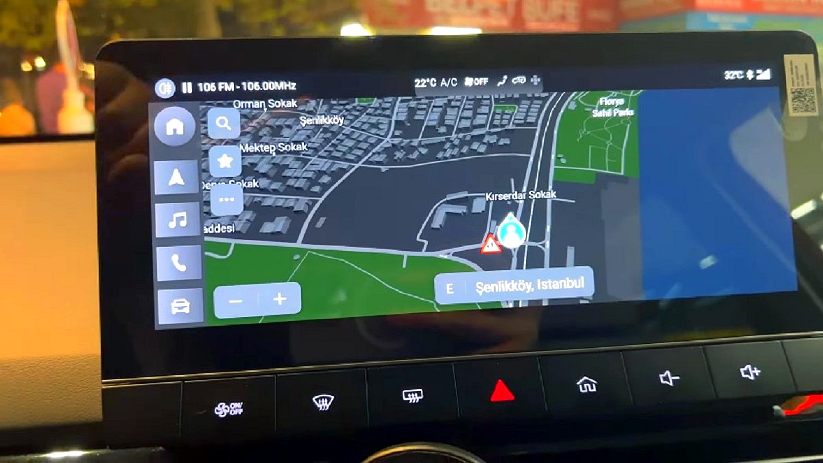 MG Motor - widok 10 calowego ekranu multimedialnego z wyświetloną mapą nawigacji.