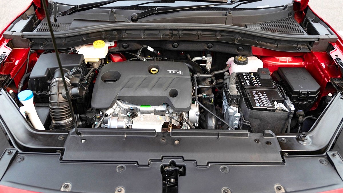 MG Motor - pod uniesioną maską samochodu widoczny benzynowy silnik TGI