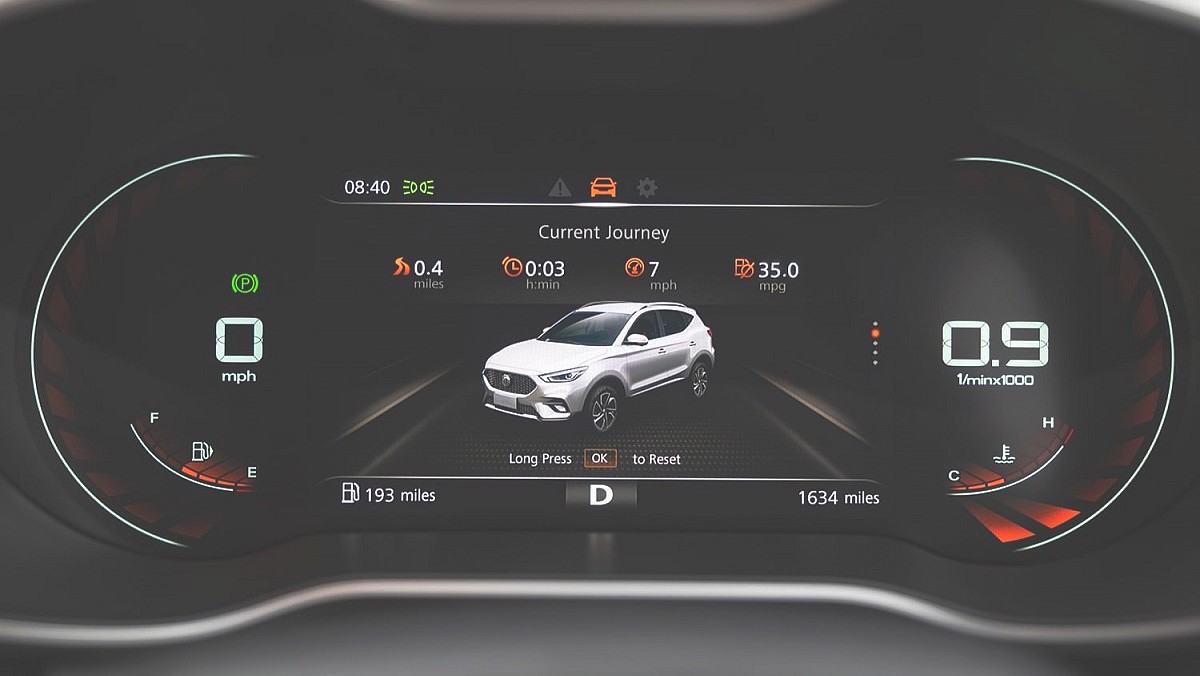 MG Motor - zbliżenie na wyświetlacz LCD kierowcy.