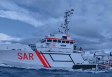 Morski Oddział Straży Granicznej rozpoczął rekrutację, jednostka SAR PASAT obok płynie mała łódź ratunkowa także w barwach SAR