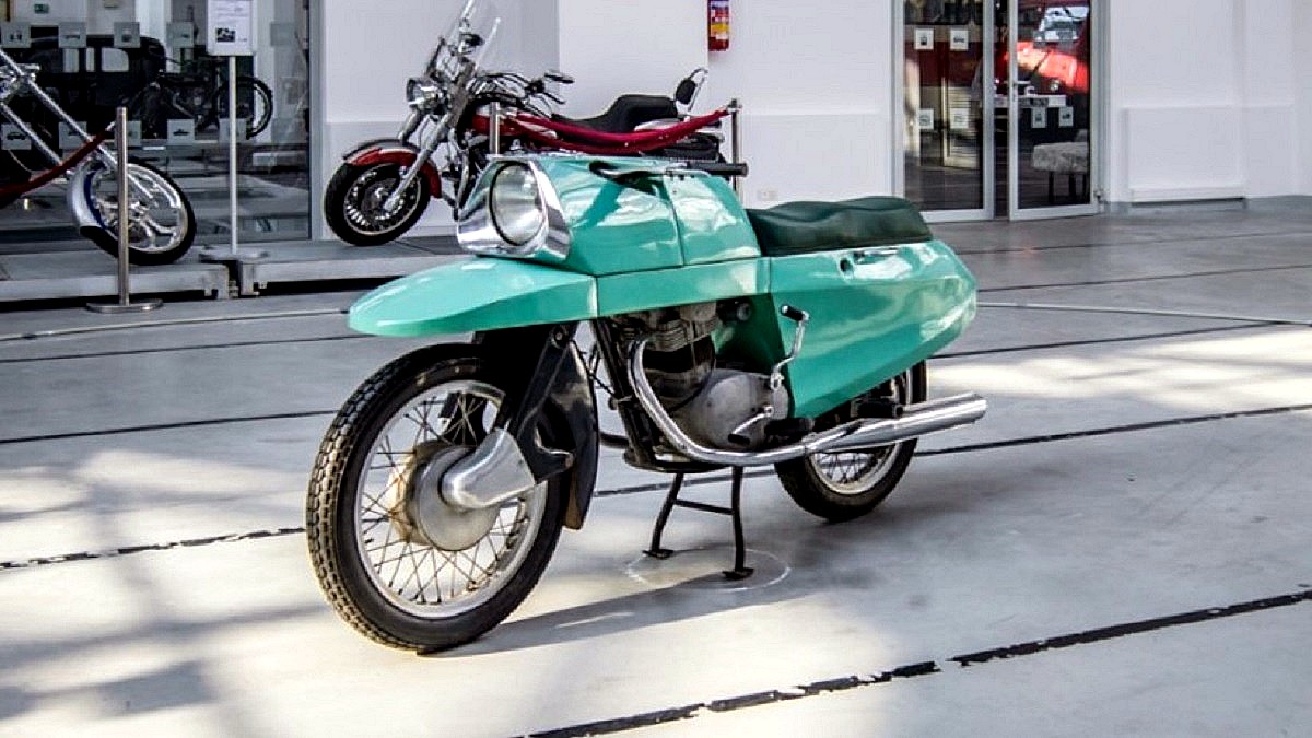 Motocykl Junak - jasno zielony motocykl Iskra M14, szczelnie obudowany karoserią, nigdy nie wszedł do produkcji
