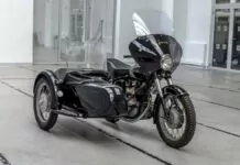 Motocykl Junak - w hallu szczecińskiego muzeum stoi czarny i lśniący motocykl Junak M10 z dużą szybą. Po prawej ma zamontowaną gondolę do przewozu pasażera lub towaru.