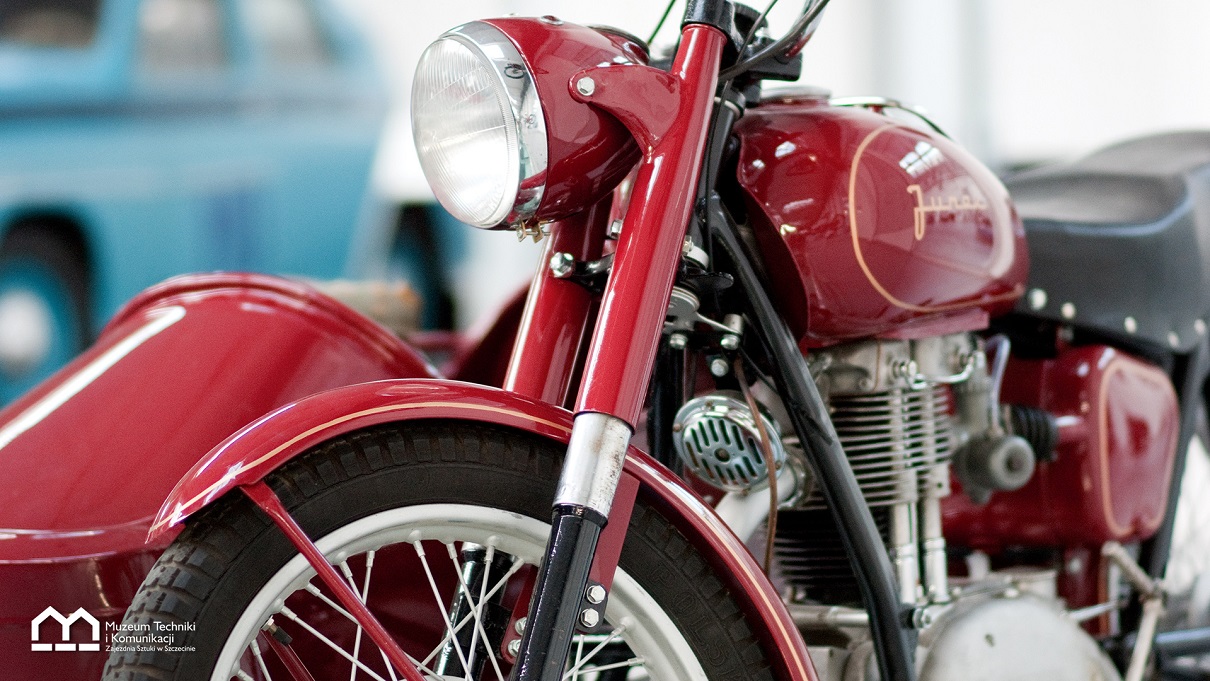 Motocykl Junak - pokazywany w szczecińskim muzeum motocykl Junak w kolorze bordowym