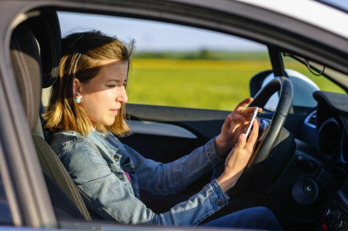 Nowy asystent kierowcy ADDW ostrzeże rozproszonych kierowców