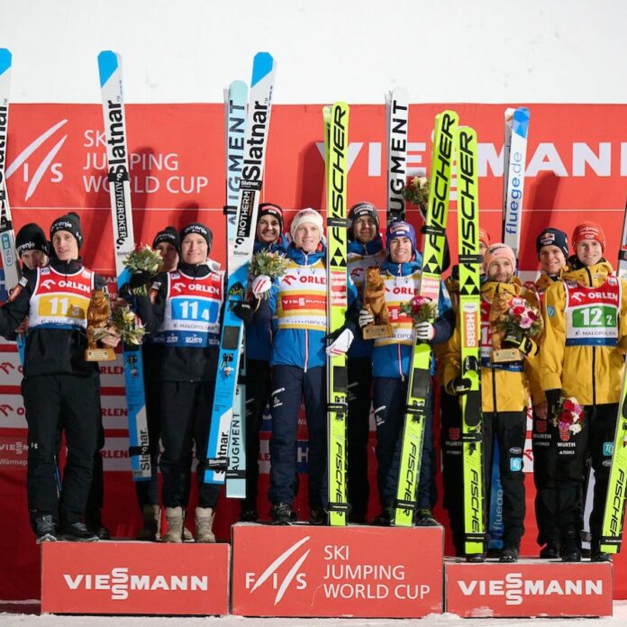 Na zdjęciu dekoracja podium po konkursie drużynowym w ZAKOPANEM. PolSKI Turniej 2024 w skokach narciarskich.
