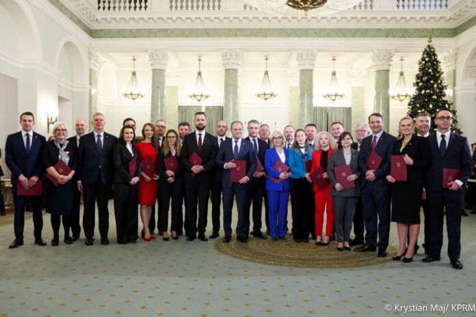 Rekordowa liczba ministrów i wiceministrów w rządzie Donalda Tuska. Wpływ na efektywność państwa i jego finanse.