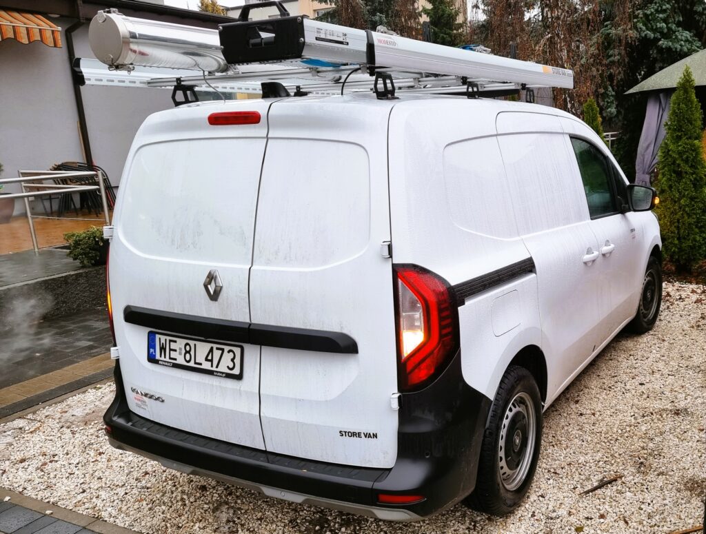 Renault Kangoo Express Van warsztat zapewni Twojej firmie wygodę, szybkość i zaawansowane funkcje: Open Sesame by Renault, brak słupka B, pojemność 3,8 m3, silnik elektryczny i zabudowa warsztatowa.
