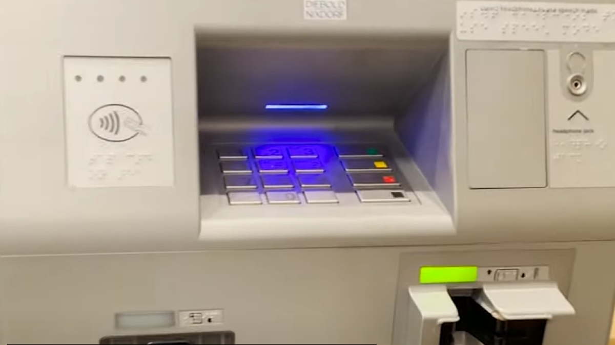 Skimming nie daj się okraść i środki ostrożności - bankomat