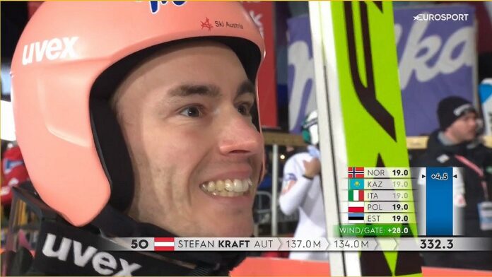 Stefan Kraft - zbliżenie na twarz uśmiechniętego skoczka narciarskiego po zwycięstwie odniesionym w Zakopanem. Na głowie różowo-kremowy kask.